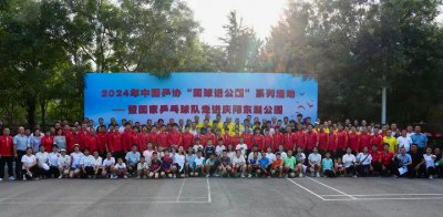 ​国乒队员与市民切磋，王楚钦：“确实不好打！”