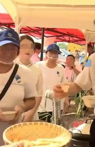 ​山东东平湖开湖现场架大锅炖鱼汤，捞上来鱼最重达87.2斤！网友：午饭都省了
