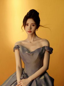 ​鞠婧祎一字肩长裙 温婉秀丽