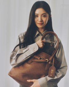 ​刘浩存长发披肩气质温柔 在草地上奔跑肆意洒脱
