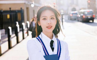 ​陈都灵学院风穿搭 甜美清纯