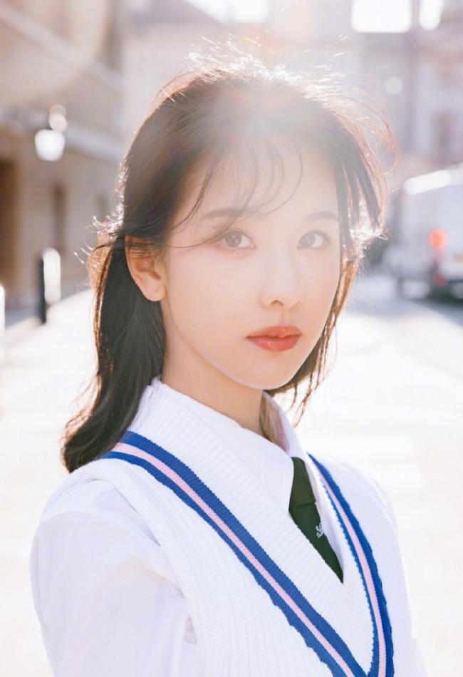 陈都灵学院风穿搭 甜美清纯
