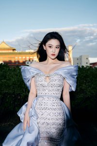 ​张馨予穿蓝色珍珠拖尾裙曲线迷人 似绝美在逃公主