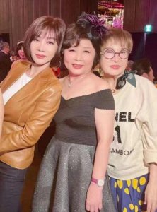 ​林心如妈妈真抗老，71岁还有女儿同款圆脸，婴儿肌太惊人