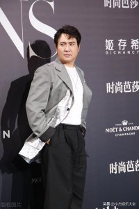 ​搞笑艺人沈腾，曾在大学时期担当校草，且有过一段恋情