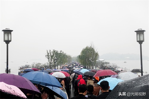 西湖景区赏雪：断桥上从早到晚人山人海，游客扎堆堪比春运