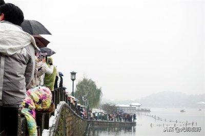 ​西湖景区赏雪：断桥上从早到晚人山人海，游客扎堆堪比春运