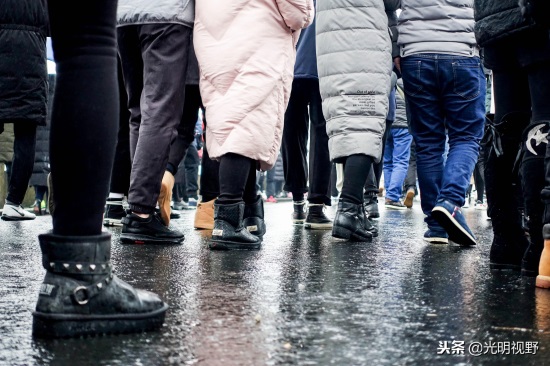 西湖景区赏雪：断桥上从早到晚人山人海，游客扎堆堪比春运