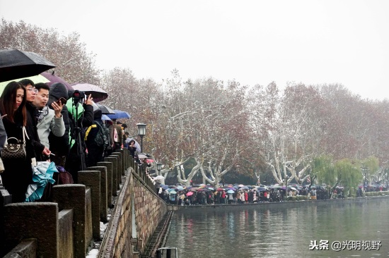西湖景区赏雪：断桥上从早到晚人山人海，游客扎堆堪比春运