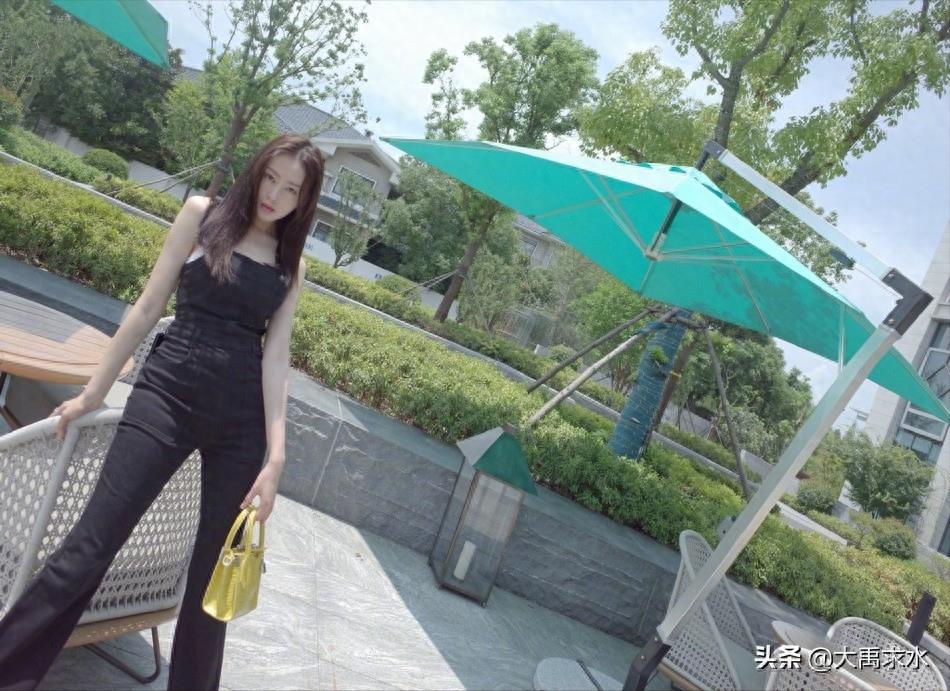张天爱黑色背带牛仔裤走起清新风，翘臀长腿超S曲线十分吸睛