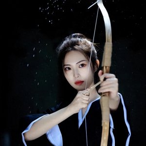 ​才女征婚出上联：强弓射硬石，弓虽强，石更硬，秀才的下联太绝妙