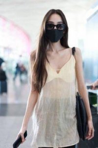 ​Vogue盛典古力娜扎近照曝光身形消瘦引热议评议褒贬不一