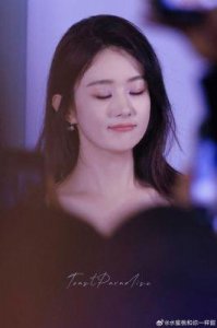 ​赵丽颖分享美照引发恋情猜测，网友热议与林更新的暧昧关系