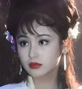 ​她荣获“大陆第一美人”称号，两大名导为其倾倒，如今55岁却容貌如25岁
