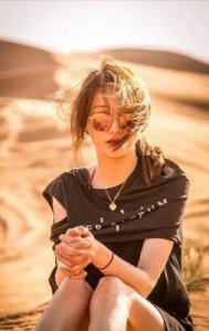 ​郑爽现身美国：为逃债暗中营业与迷信传闻揭露真相