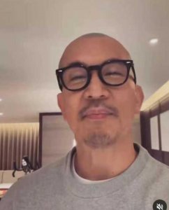 ​大S再婚后5岁儿子近照曝光，身高猛长到外婆腰部，乖巧懂事惹人疼