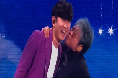 ​惊艳一刻！林俊杰演唱韩红亲吻林俊杰引发热议，网友们不淡定了