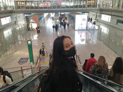 ​《极光之恋》赴美国热拍 关晓彤现身机场赶往剧组