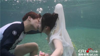 ​魏大勋李沁水下拥吻浪漫唯美 这次终于亲上了