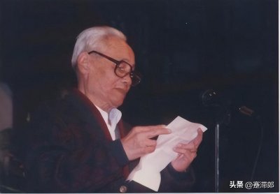 ​“相声巨人”王世臣（中）