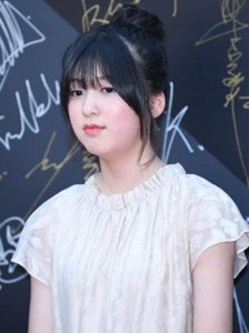 ​韩国童星安瑞贤近照，13岁显得太早熟！一张大圆脸太抢镜