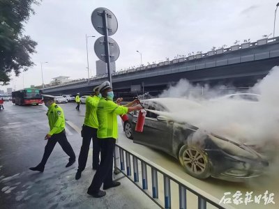 ​石家庄71路公交司机和交警同志，好样的