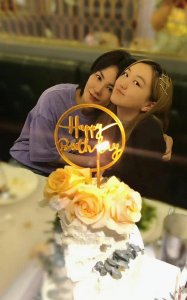 ​王菲母女同框似姐妹！一个假少女一个真辣妹，李嫣时尚感确实强！