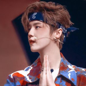 ​鹿晗迎来32岁生日，女友关晓彤连续5年送祝福，陈赫直言太想见他
