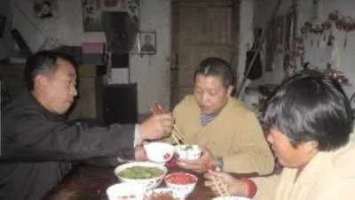 ​2000年，女子相亲唯一要求是带前夫改嫁，众人得知原因赞不绝口
