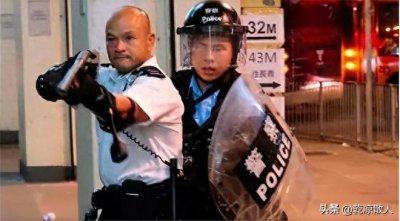 ​被“港独”暴徒围殴，举起枪的光头警长，后来怎么样了