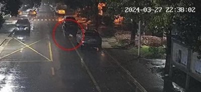 ​惊险！婴儿雨夜爬上马路被接力守护