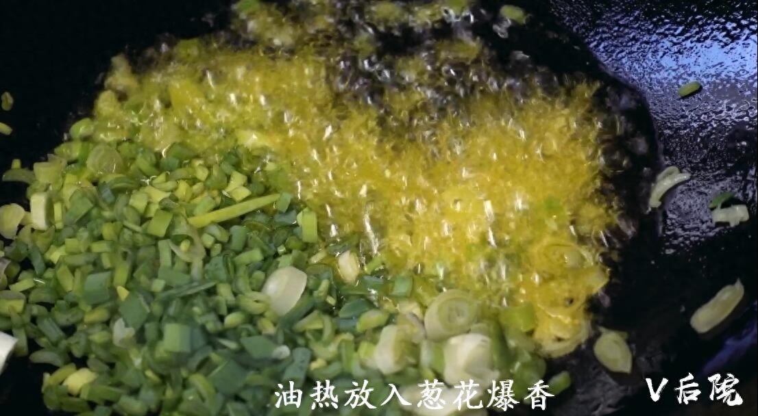 仅用了一种田边地头最不起眼的野菜，就做了两道满族特色菜