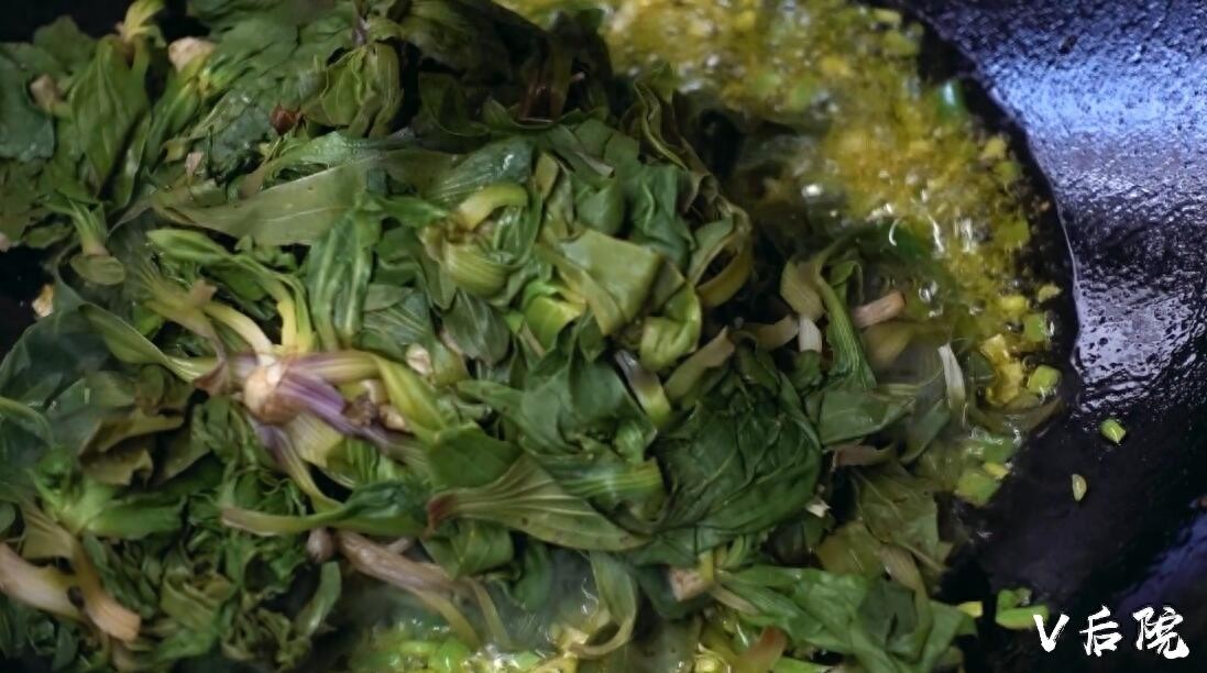 仅用了一种田边地头最不起眼的野菜，就做了两道满族特色菜