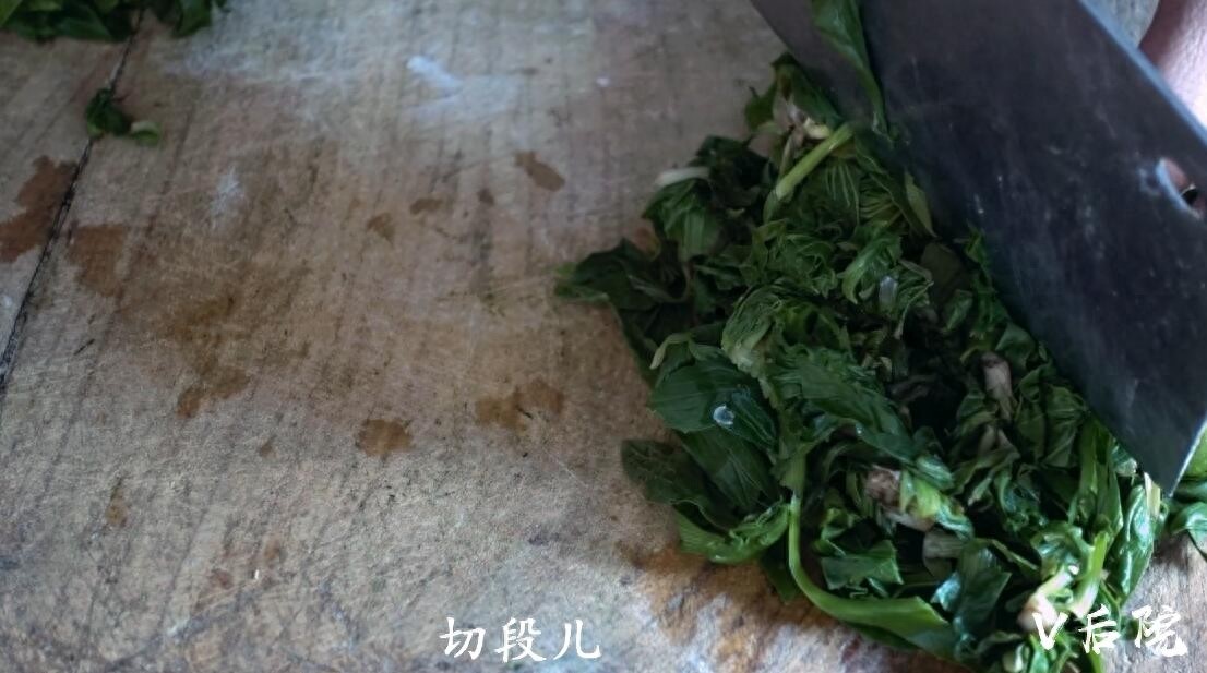 仅用了一种田边地头最不起眼的野菜，就做了两道满族特色菜