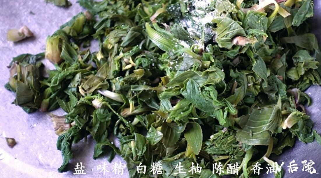 仅用了一种田边地头最不起眼的野菜，就做了两道满族特色菜