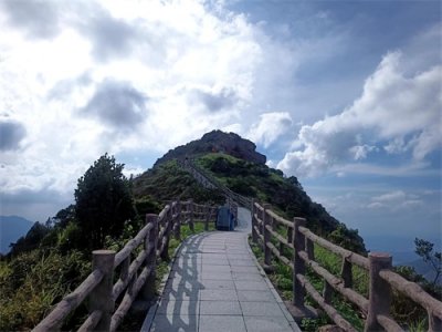 ​“小九寨沟”东莞第一峰银屏山山泉“九路十八弯”，消暑纳凉圣地