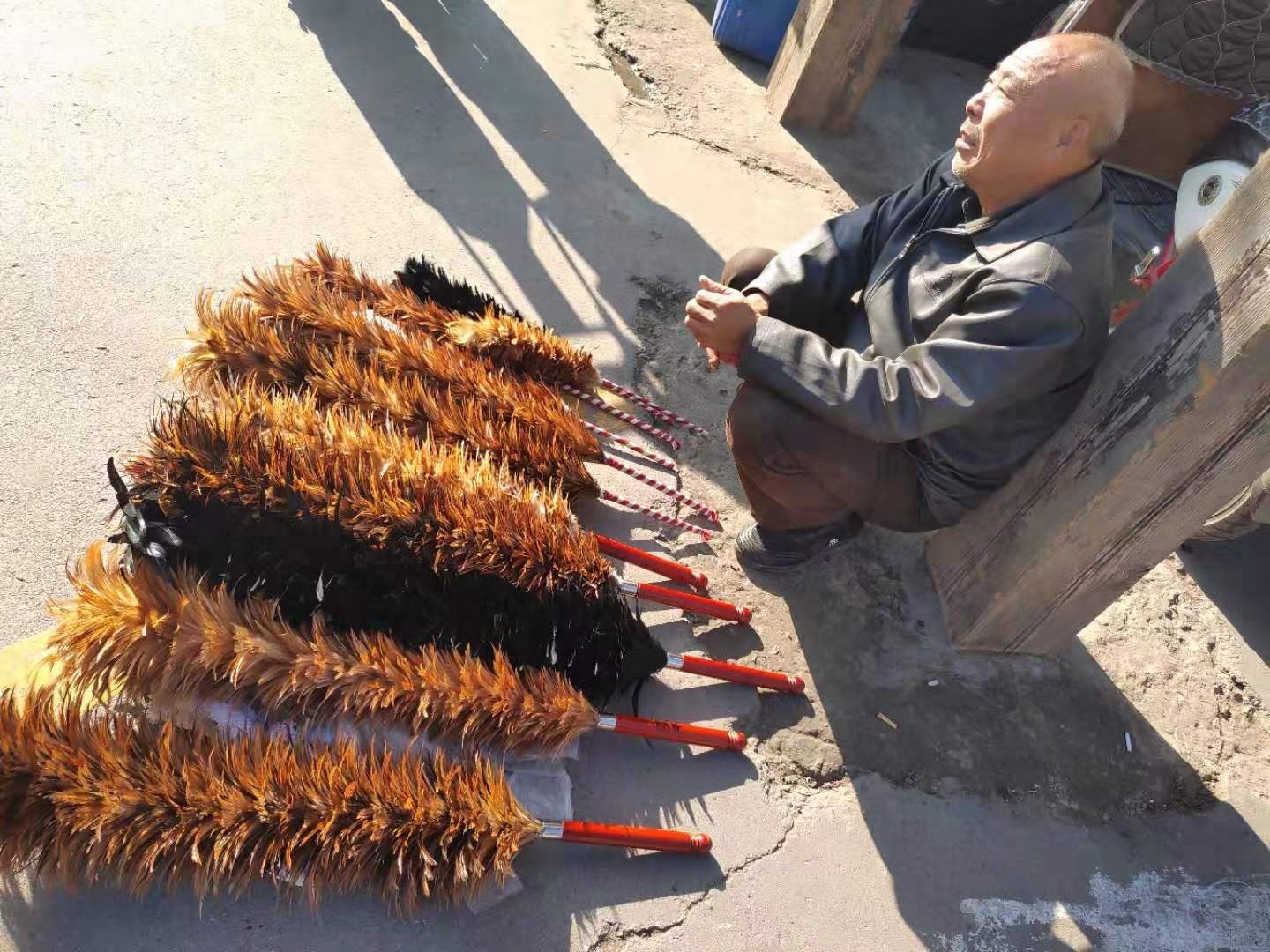 老物件鸡毛掸子很少见到，市场上唯一的卖鸡毛掸子的小贩还在坚守