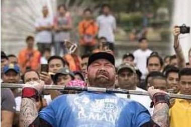 “世界最强壮男人”：肱二头肌粗43厘米，长得像野兽！