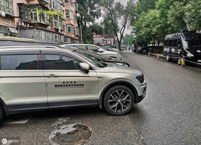 ​北京街头现特殊专车，上写“超自然现象研究和防御局”