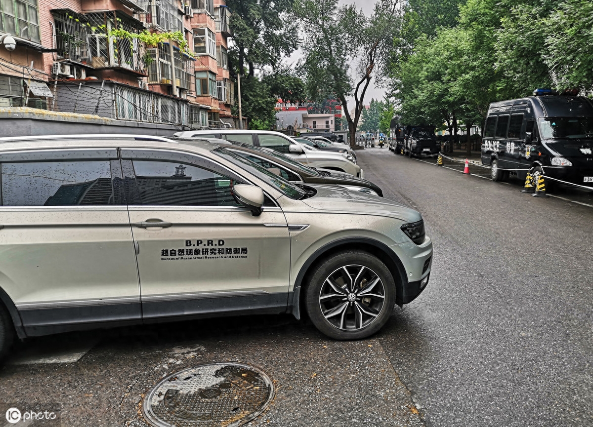 北京街头现特殊专车，上写“超自然现象研究和防御局”