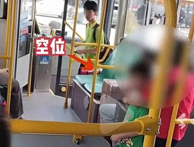 ​公交车空座一堆，司机却要求祖孙俩全程站着，停职就想了事？