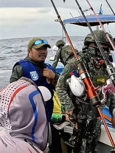 ​钓鱼佬异国拘留魔幻一月：活在老鼠、铁架床和金钱规则里