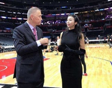 NBA最美主播张曼源,晒高难度健身照,强壮男友化身摄影师