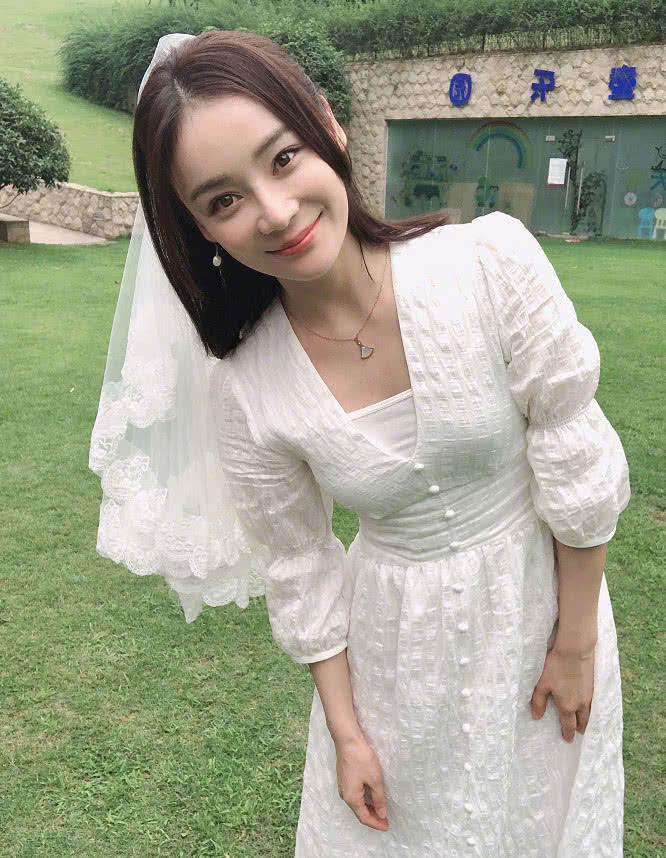 袁姗姗公开婚纱照,头戴白纱笑容超幸福,网友:终于要嫁?
