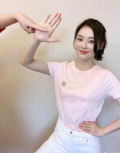 袁姗姗公开婚纱照,头戴白纱笑容超幸福,网友:终于要嫁?