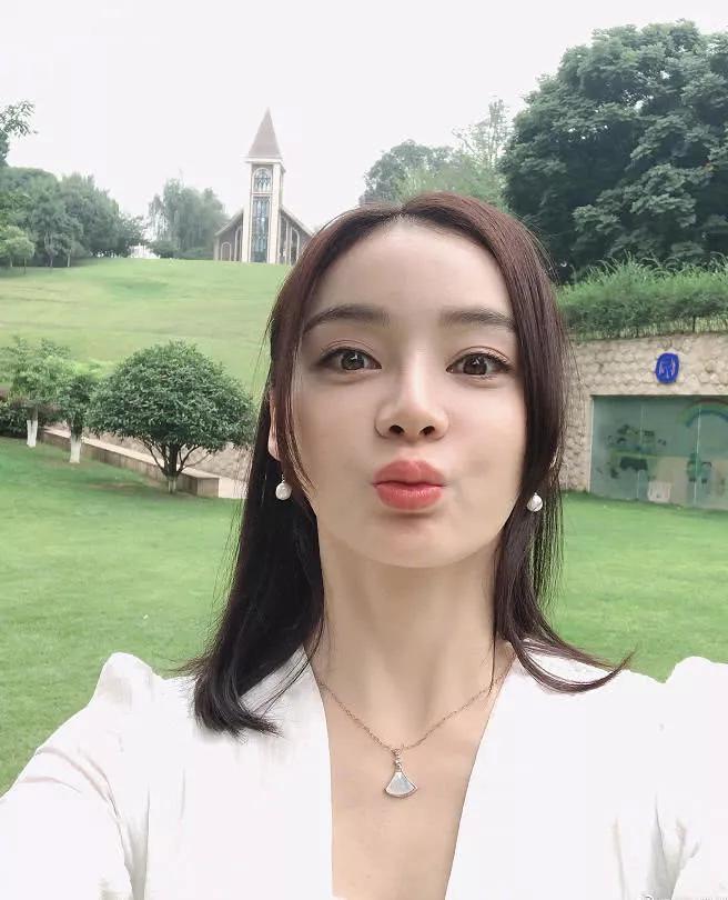 袁姗姗公开婚纱照,头戴白纱笑容超幸福,网友:终于要嫁?