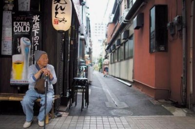 日本人口老龄化的原因:日本人寿命高活的久(出生率跟不上)