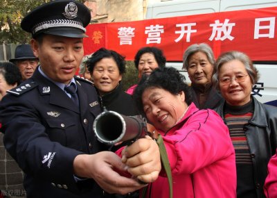 天津辅警每月到手4300,大专生抢着报名!网友:这点钱儿够花吗?