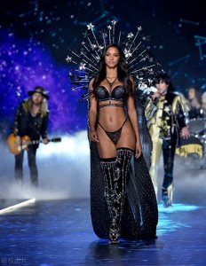 ​维密秀的社会意义在哪？你必须了解的美国文化输出！