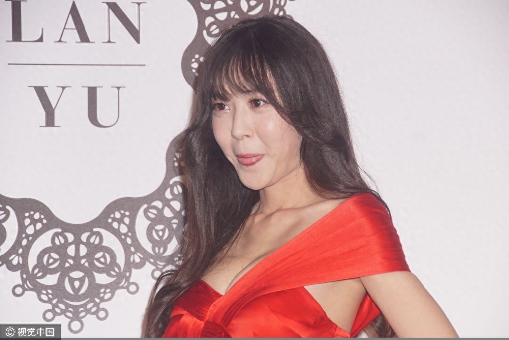 这还是那个陈美嘉吗?《爱情公寓》李金铭秀乳沟脸僵清纯不在